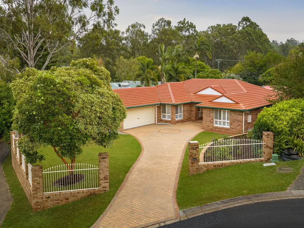 4 Earle Court, Brookfield, QLD 4069