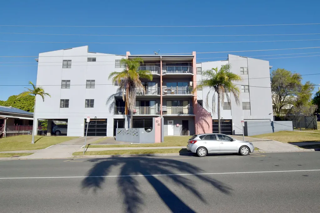 PARTLY FURNISHED, TWO BEDROOM UNIT IN THE HEART OF GLADSTONE