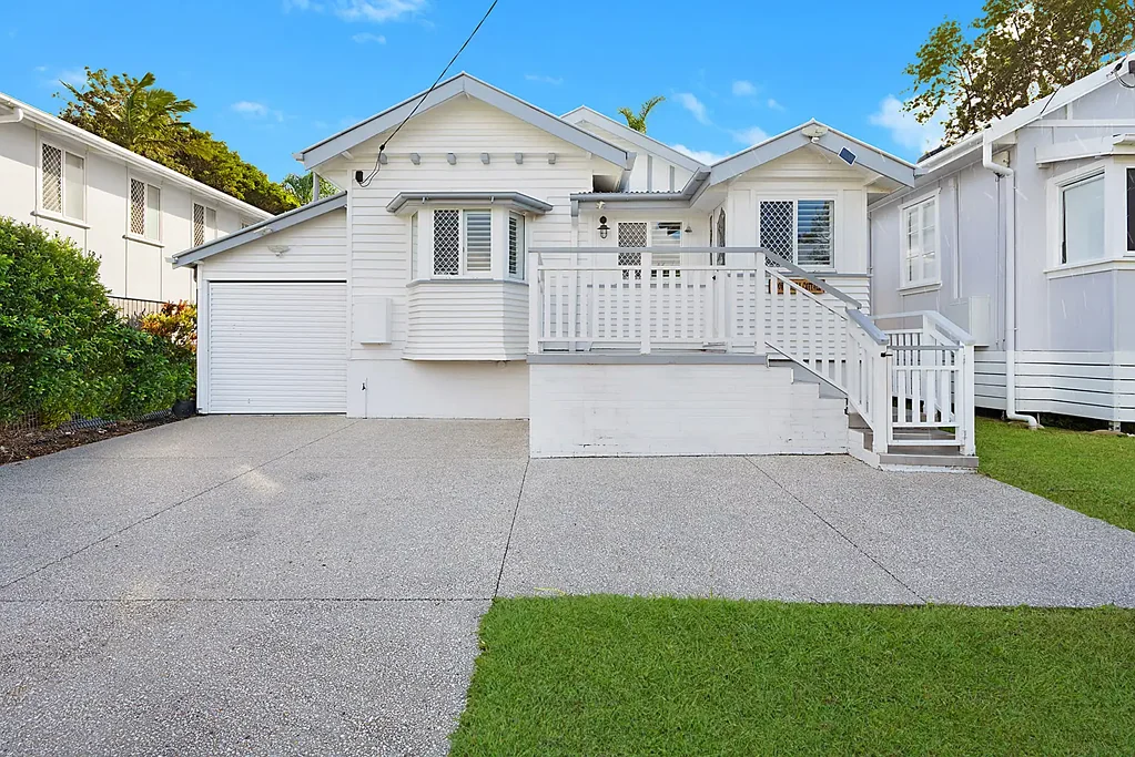 Renovated Beachside Cottage in Prime Suttons Beach Location