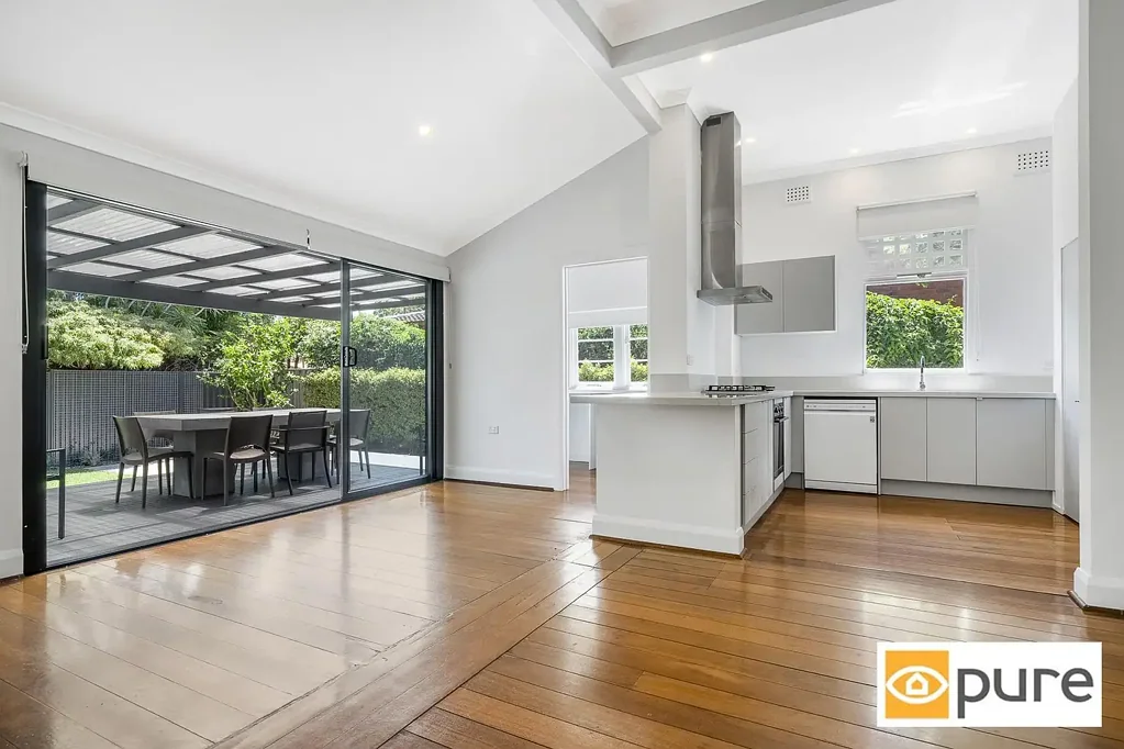 AVAILABLE FOR A 5 MONTH LEASE  - 3 X 1 IN SHENTON PARK