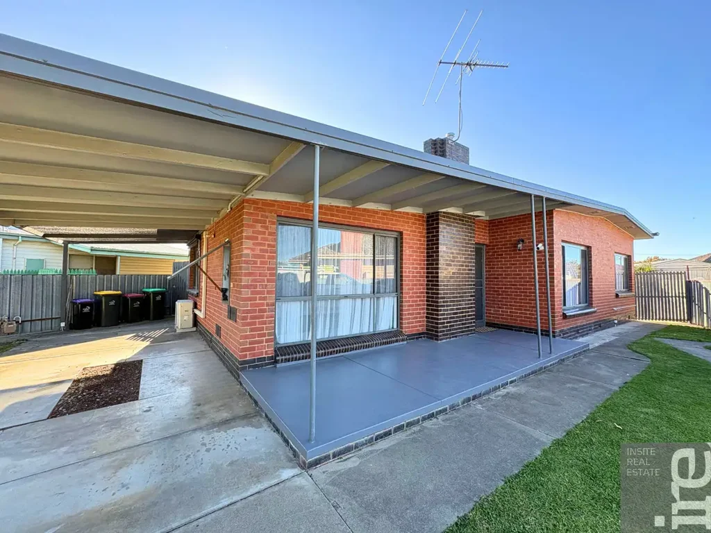 Fresh, Modern & Ready to Enjoy – West-End Living!