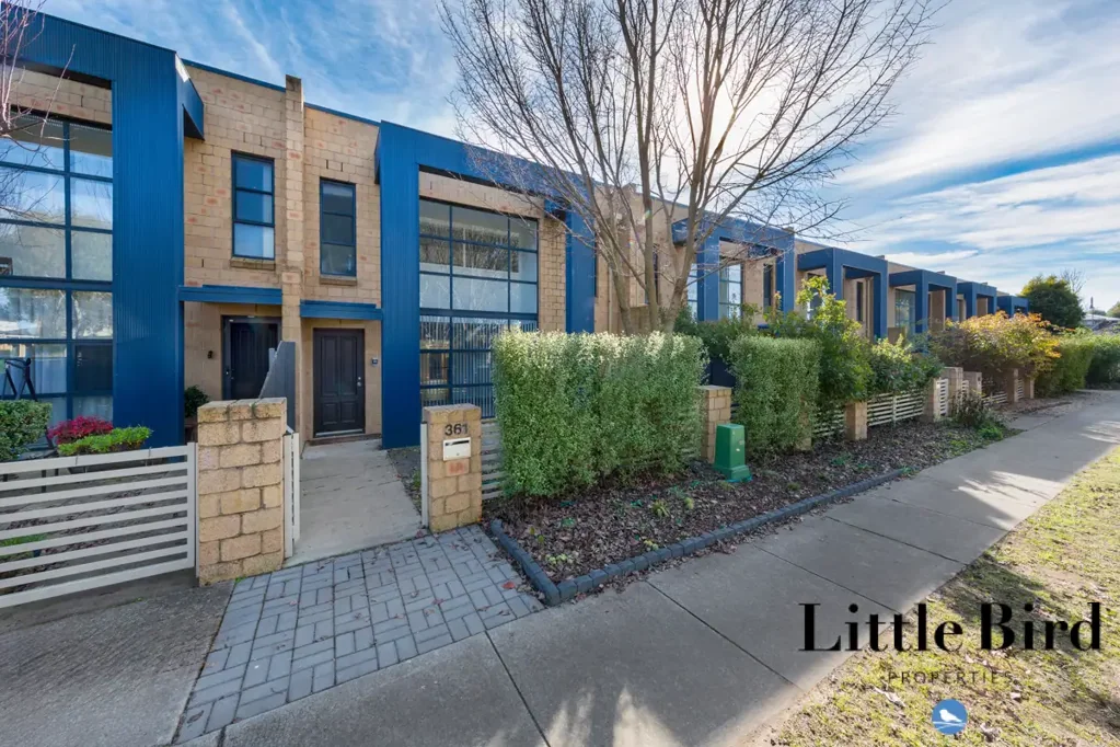 Beautiful sunlit townhouse - 6 Month Lease Only