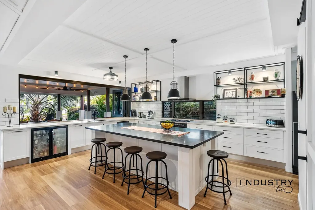 Trinity Beach 4બેડરૂમ Hamptons Inspired Home
