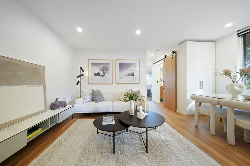 Rydalmere 2Zimmer Beautifully Renovated Elevated Ground Floor Unit in a Prime Convenience Setting