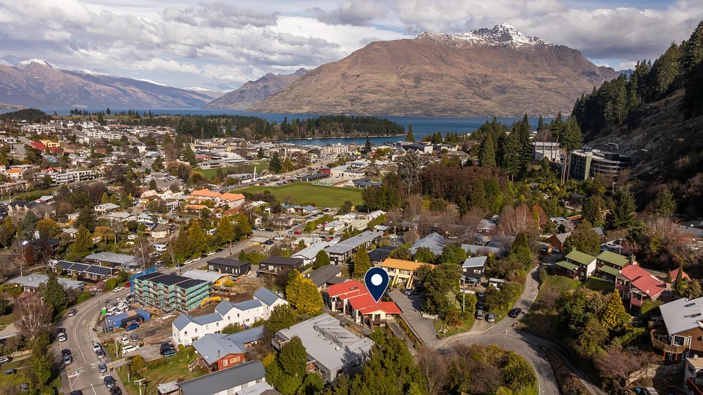 Queenstown 3कमरा Central Queenstown living with investment appeal
