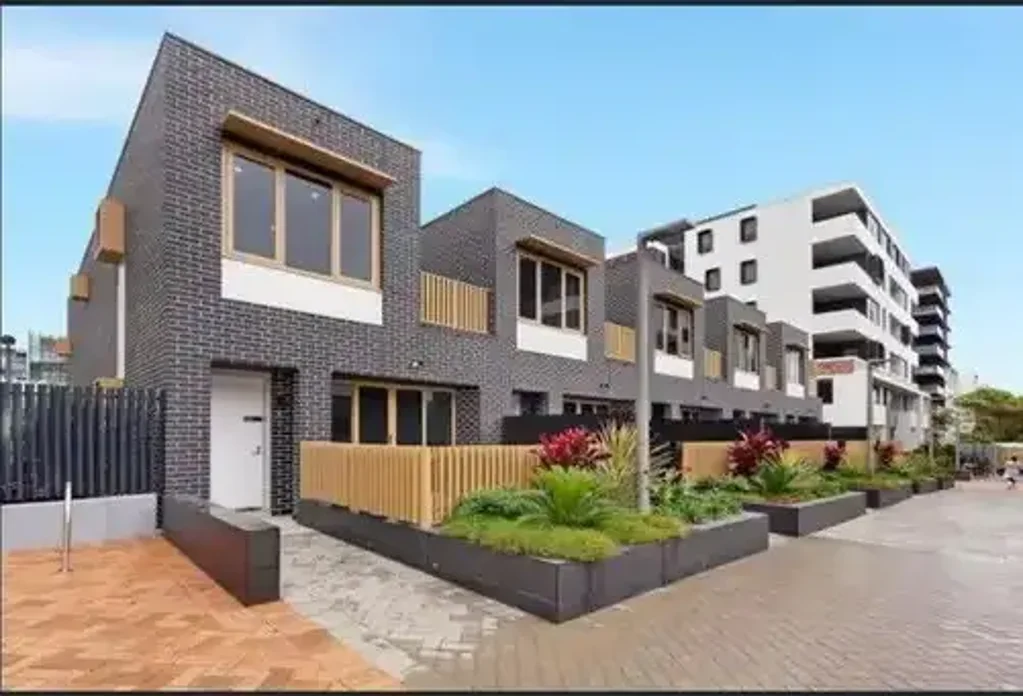 Rosebery 4 Bedroom North-Facing Split-Level Townhouse | Four Bedrooms | Prime Rosebery Location