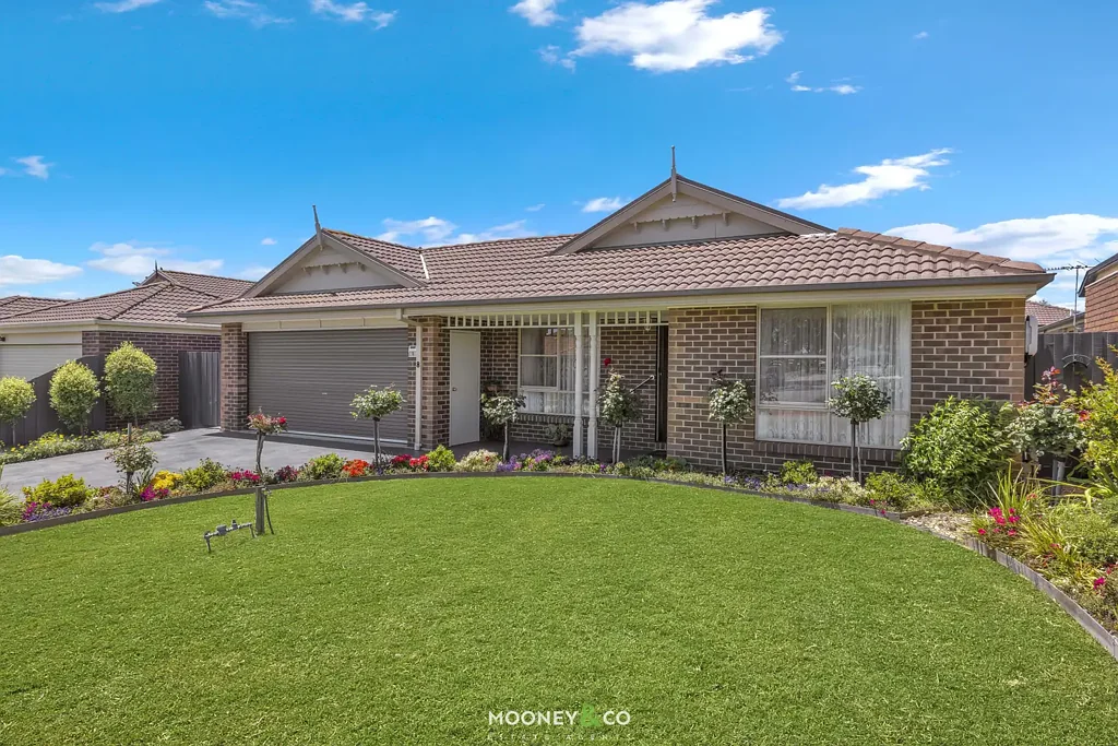 8 Blainroe Crescent, Cranbourne, VIC 3977