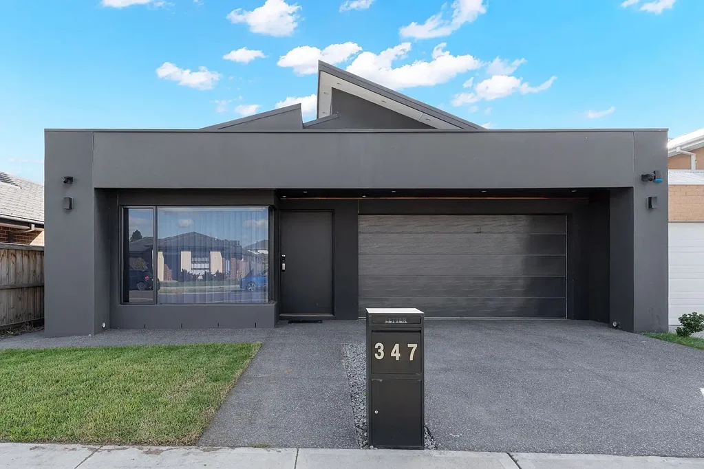 PREMIUM FAMILY HOME WITH GOLF COURSE VIEW IN BEVERIDGE