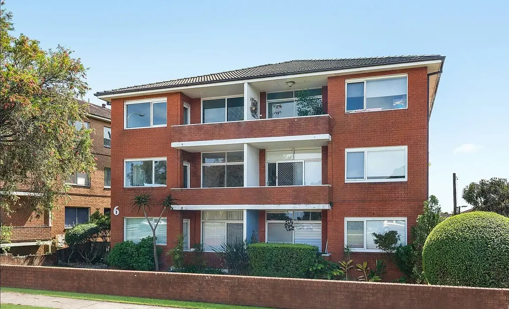 SPACIOUS 3 BEDROOM TOP FLOOR UNIT