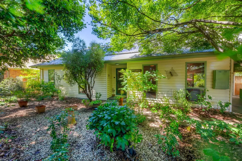 Bright 3房  Charming Riverside Retreat: Steps from the Ovens River