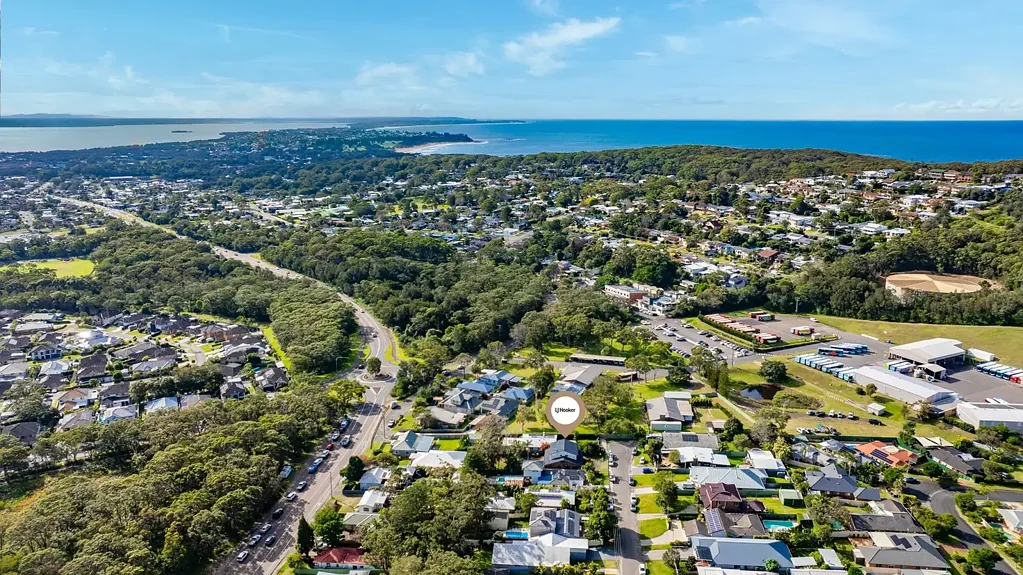 Bateau Bay 5Zimmer Rare East Side Gem - Original Five Bedroom Home Ready for Transformation