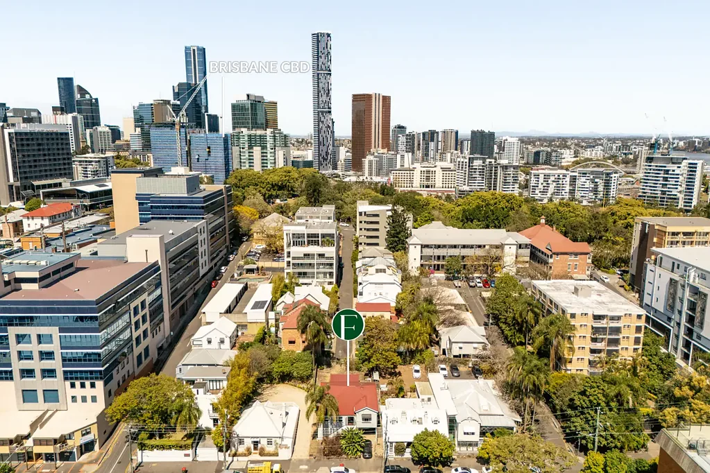 Spring Hill 4房 双面临街 混合用途 四卧硬木地板 空调吊扇 三车位 布里斯班近郊 学区环绕 交通便捷 At the heart of the home is prime, inner-city living with Mixed Use Zoning.