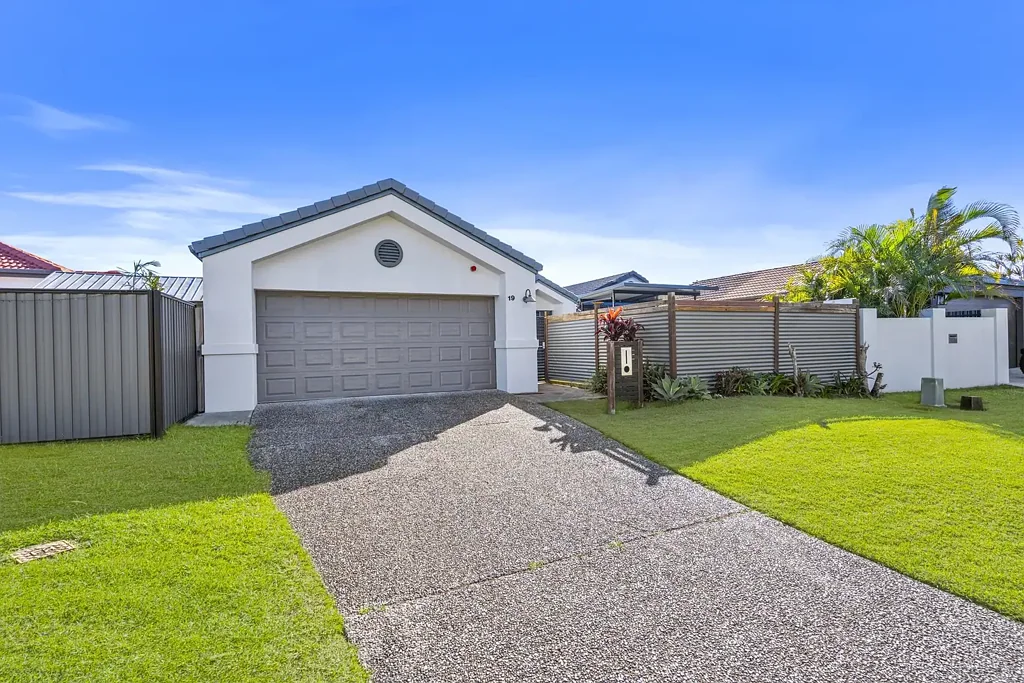 Coombabah 3房  Lifestyle Haven - Spacious Low Maintenance Living