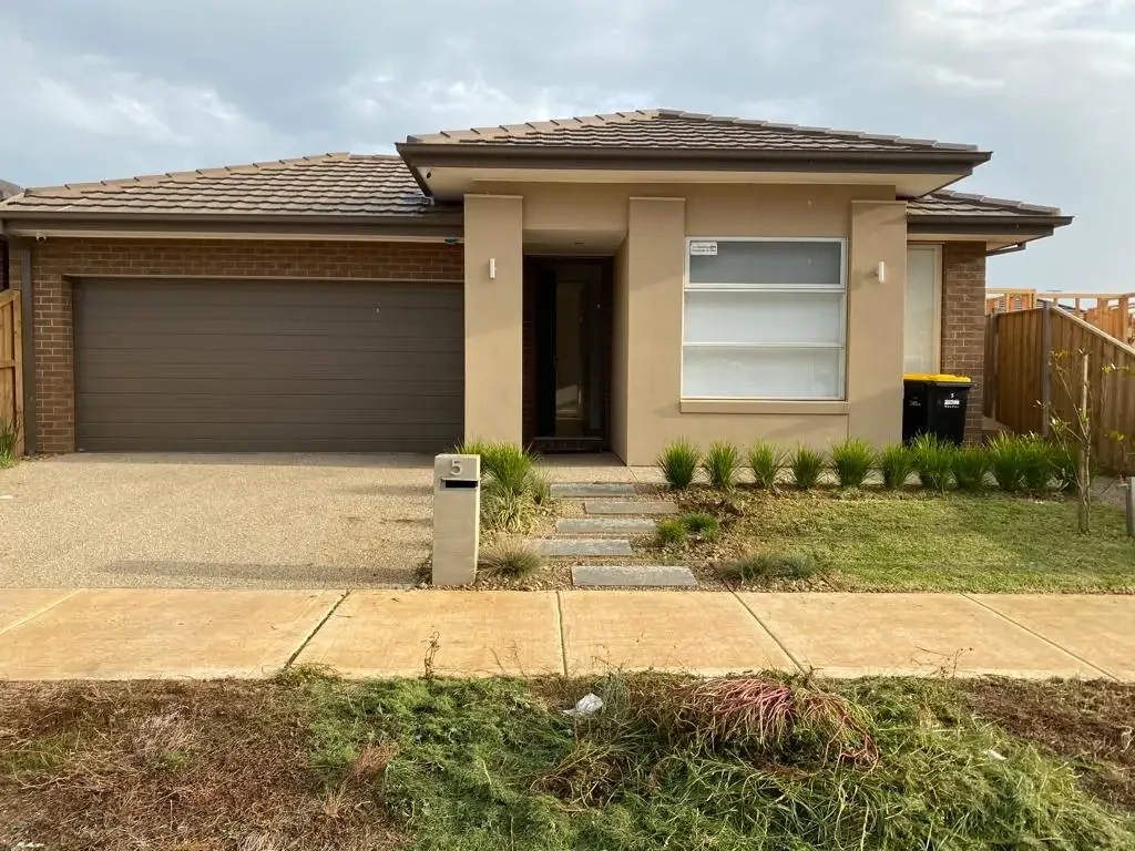 Situated in the Olivia Estate in Truganina, this quality family home is awaiting it new family to call it home.