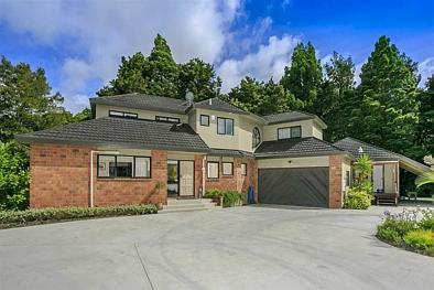 Surrounded by nature... Two homes for one!