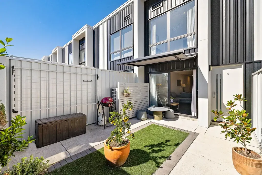 Throsby 3Kwarto Immaculate, Light Filled, Low-Maintenance Living