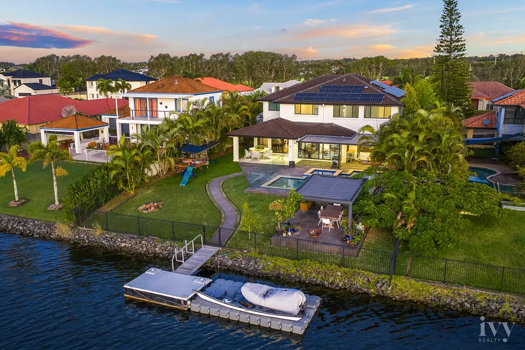 Helensvale 5ਬੈੱਡਰੂਮ North-Facing Waterfront Entertainer in Exclusive Parkwater Terrace