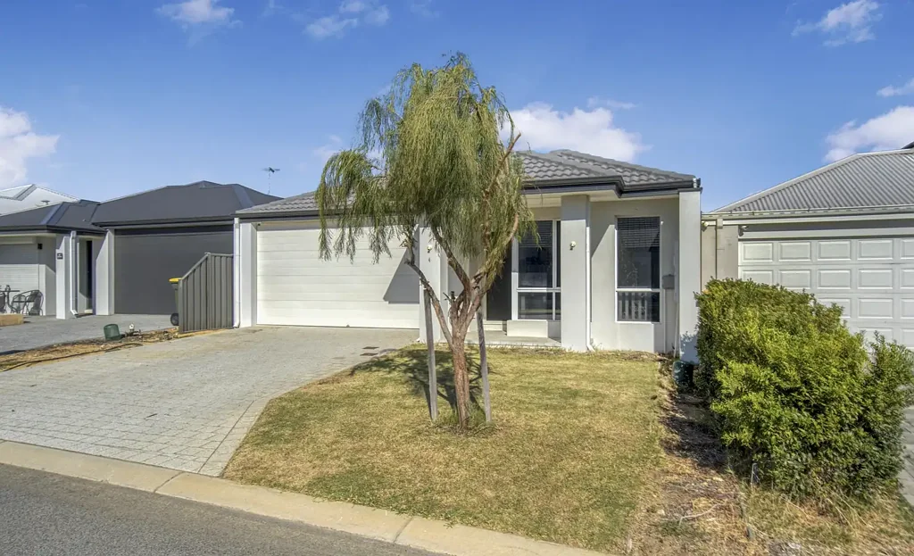 MONDERN FAMILY LIVING IN THE PRESTIGIOUS YANCHEP GOLF ESTATE