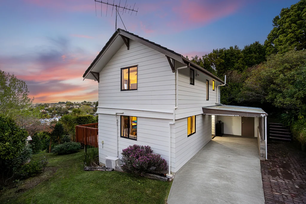 Totara Vale 3房  Charming Family Home in the Heart of Totara Vale