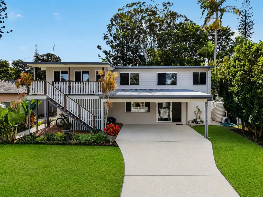 Slacks Creek 3部屋 Versatile Family Living on 1,050m² with Dual Driveway Access & Future Potential