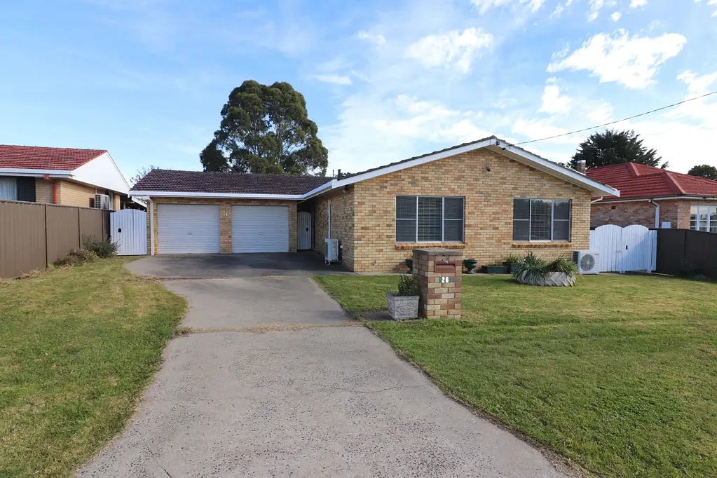 Glen Innes 4 Bedroom Solid Brick Family Home
