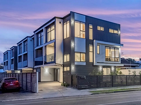 Onehunga 4房  Luxury Living Awaits: Developer’s Urgent Sales!