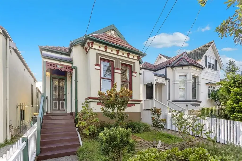 Burwood 3房 维多利亚式住宅 高天花板木地板 石制厨房 更新浴室 黄金位置 静谧街道 CHARMING VICTORIAN GEM IN A PEACEFUL TREE- LINED SETTING