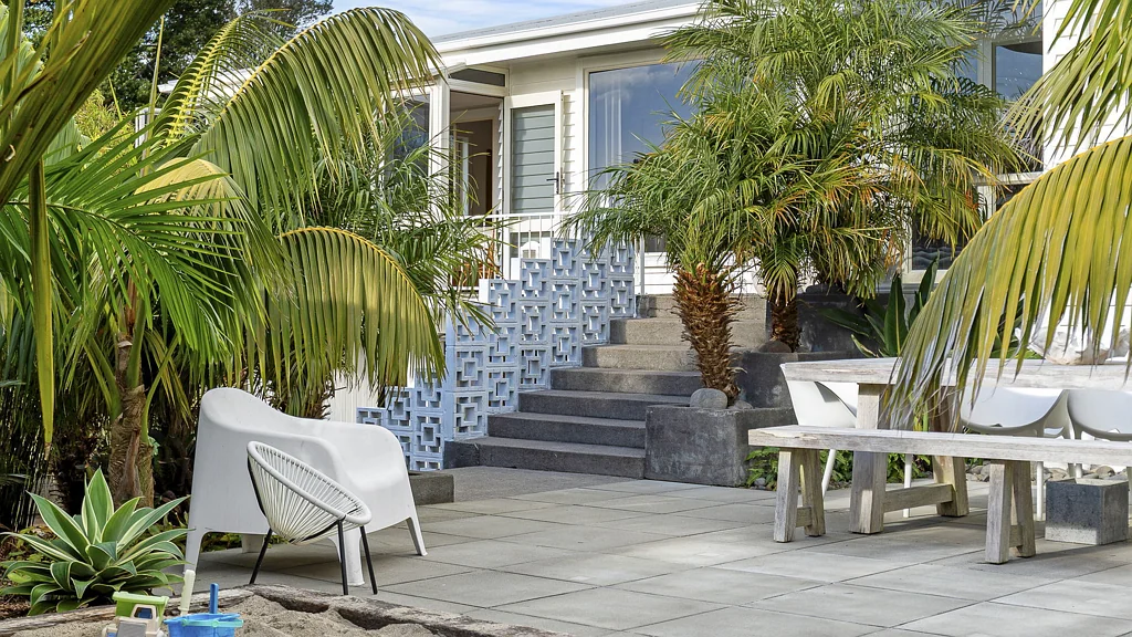Oakura 3房  Stylish 1960's Gem with Sea Views & Modern Upgrade