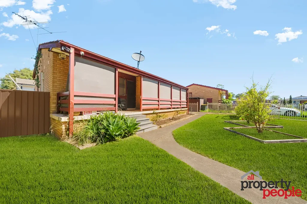 Macquarie Fields 3部屋 The Perfect First Home on a Generous 617sqm Block