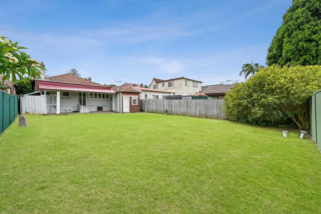 Burwood 3房 LMR分区潜力 平坦长方形地块 全砖住宅稳定收入 更新厨房Caesarstone台面 优越Burwood位置 步行可达车站学校 高华丽吊顶木地板 宽敞阳光后院 内西区高需求位置 Prime Burwood Landholding with Exceptional Development Upside