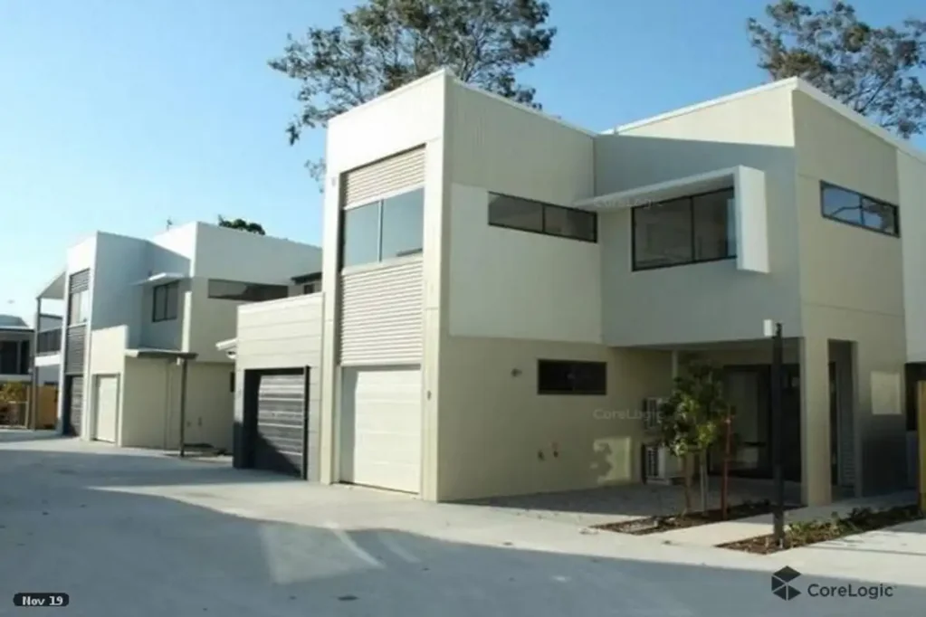 Immaculate and Modern Terrace Home - Walk to Westfield - Helensvale