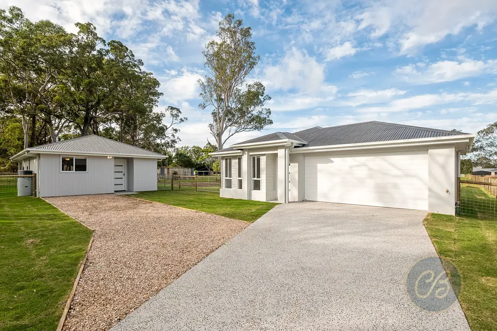 Burpengary East 6房  两处家园，一个难以置信的 4,000m² 机遇  Two Homes, One Incredible 4,000m² Opportunity