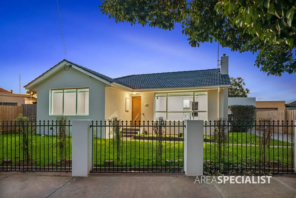 Werribee 3कमरा The Brief: Renovated Family Sanctuary with Dual Kitchens on 601sqm of land!!!