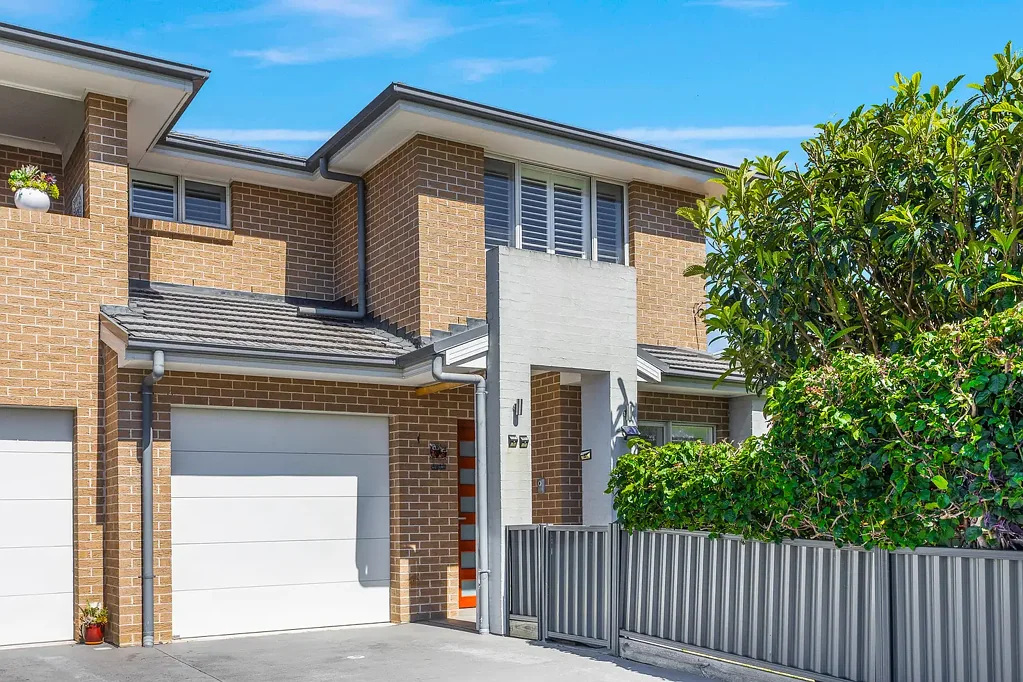 Engadine 4房 现代奢居 460㎡超大地块 三卧带步入式衣帽间 厨师厨房石材台面 步行至Engadine商圈 CONTEMPORARY.