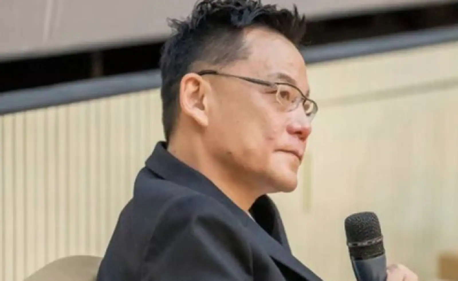 李国庆抢章案两法律焦点：股东会能撇开俞渝开吗，抢章有罪吗