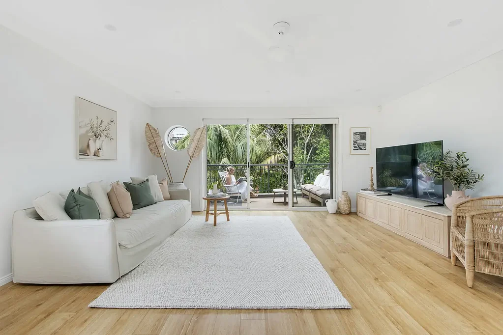 Dee Why 2房 Dee Why金三角顶层 105平米阳光公寓 东向绿景露台 Bosch电器 石制台面 带锁车库近海滩商圈 Sunlit top floor apartment 400m walk to Dee Why beachfront lifestyle