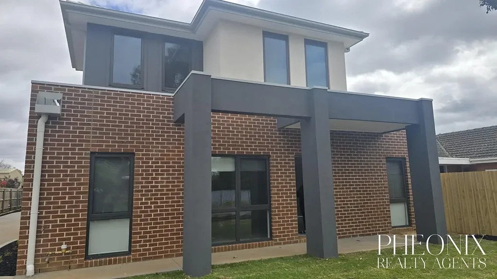 NEWLY BUILT 3 BEDROOM, TWO BATHROOM FAMILY TOWNHOUSE