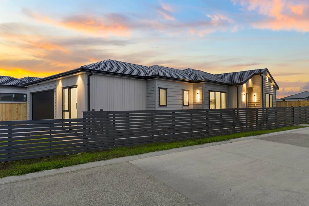 Opaheke 4房  Sunny Corner Home, Dual Kitchens & Reserve View