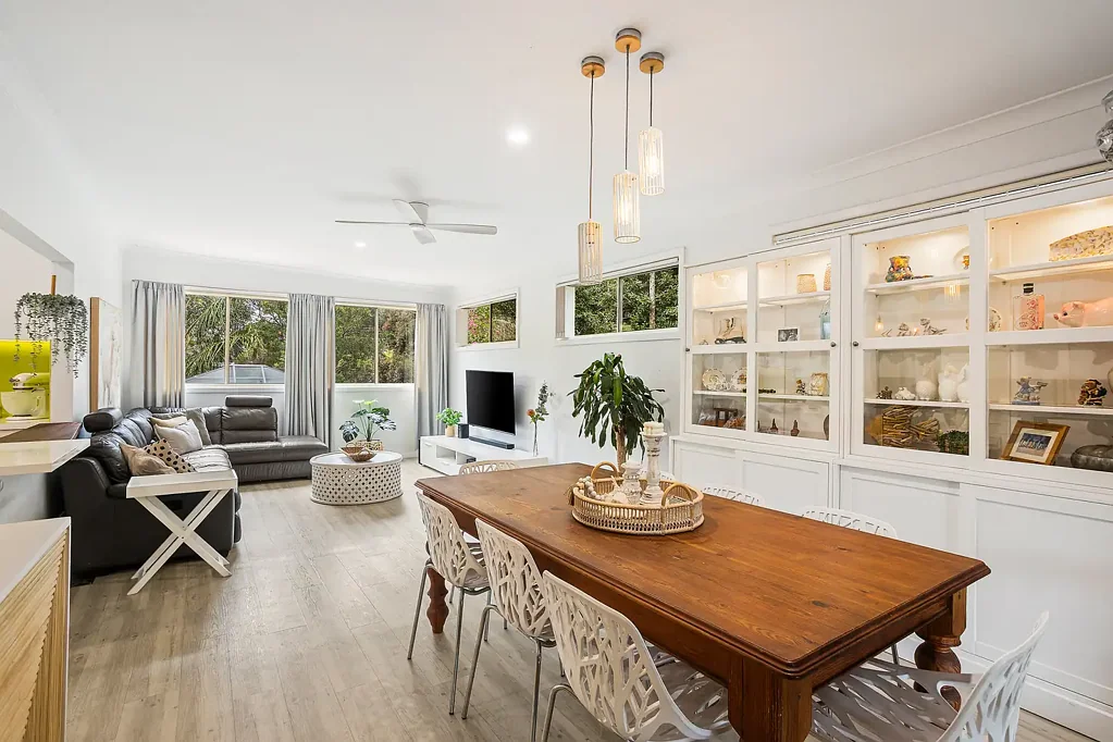 Woonona 4Zimmer Spacious Coastal Home with Versatile Living & Entertaining