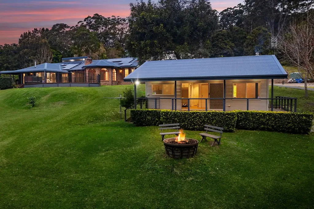 Glenning Valley 7 Bedroom Dual Family Coastal Acres – Private Retreat Setting - 12 Mins (6km) to Surf