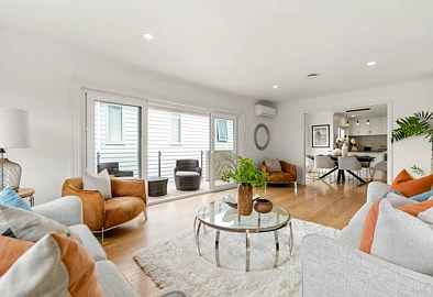 This is a classic lovely 5 bedrooms family home