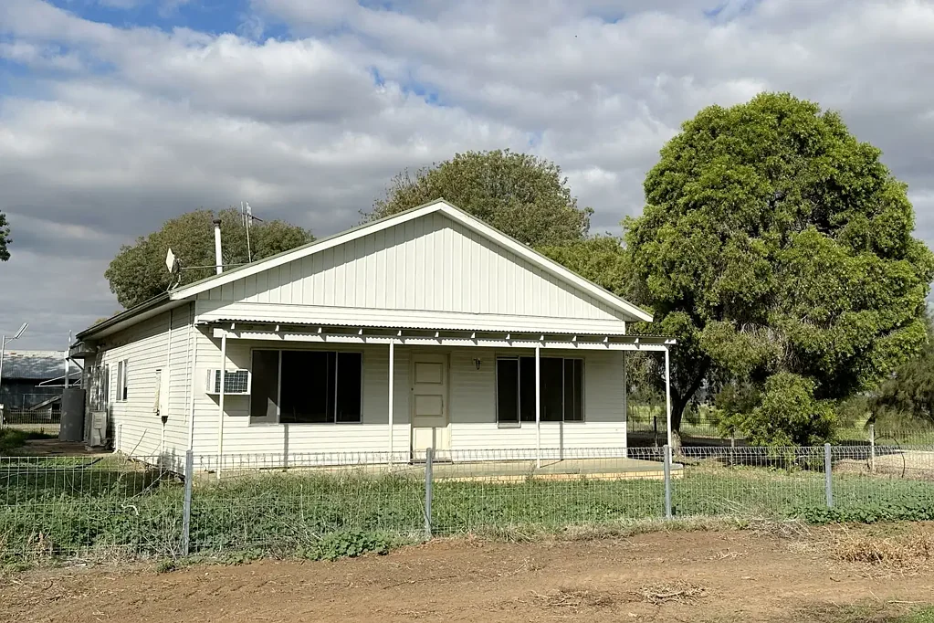 Katandra West 3房  "Acreage and Opportunity - Ready to Renovate"