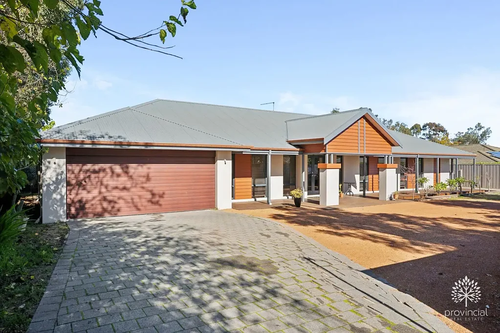 Kalamunda 4房  Hidden Family Oasis with Village Convenience - Supersized!