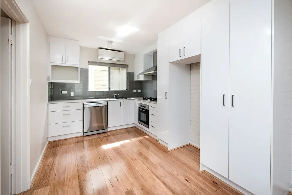 GROUND FLOOR 1 BEDROOM UNIT!!