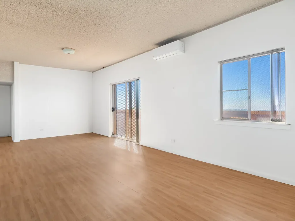 Coastal Convenience in the Heart of Dampier