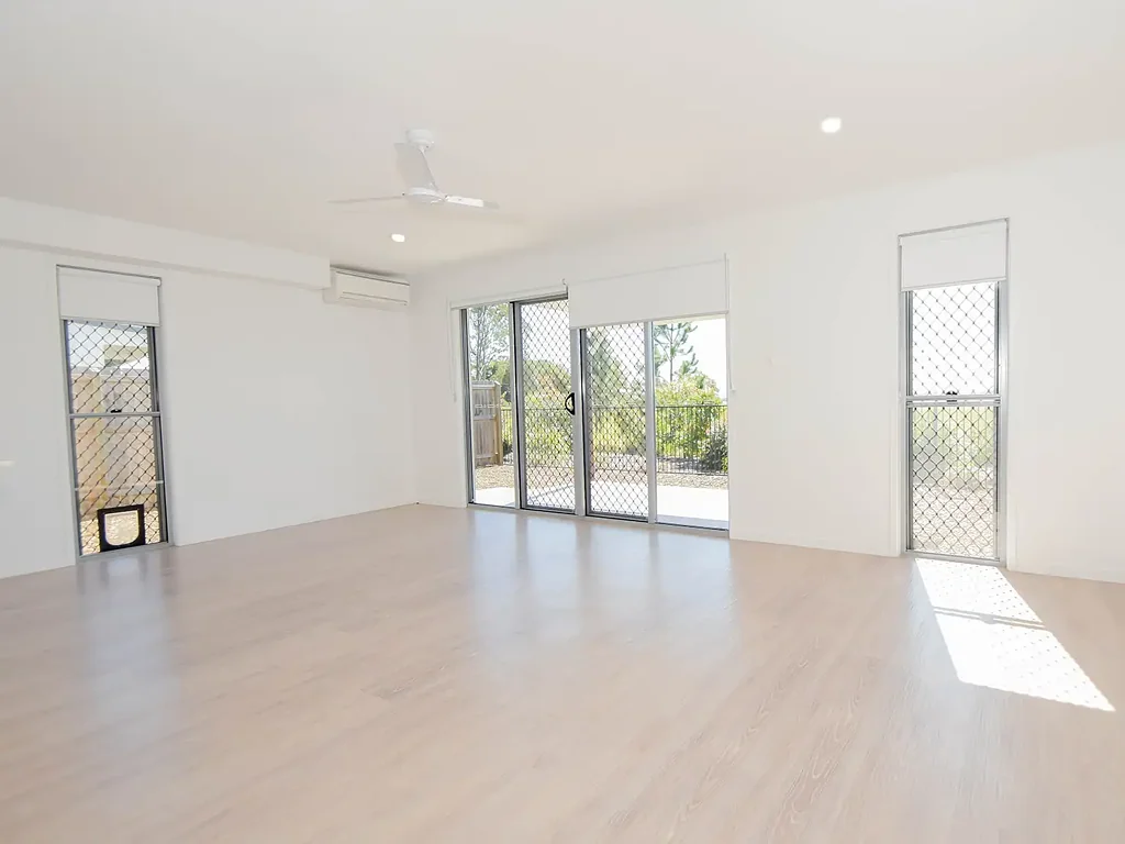 3 BEDROOM TOWNHOUSE LOW MAINTENANCE DOUBLE GARAGE