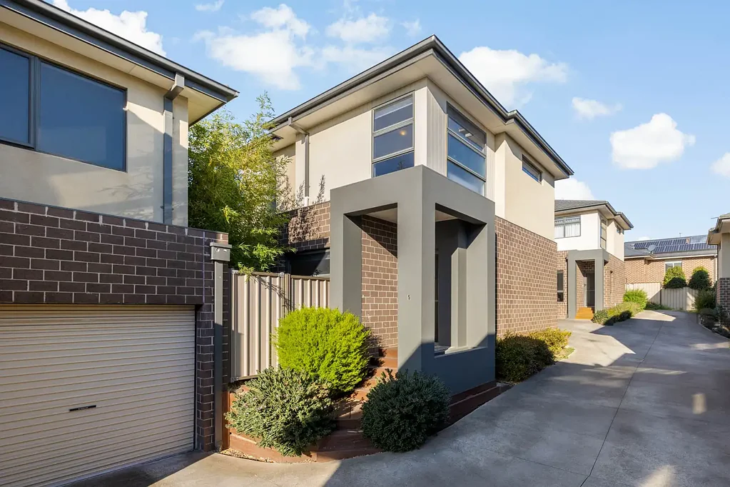 Sunbury 3બેડરૂમ Contemporary Townhouse Living in Jacksons Hill