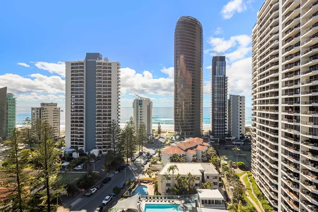 Surfers Paradise 3ਬੈੱਡਰੂਮ Renovation Opportunity with Ocean Views & Endless Potential