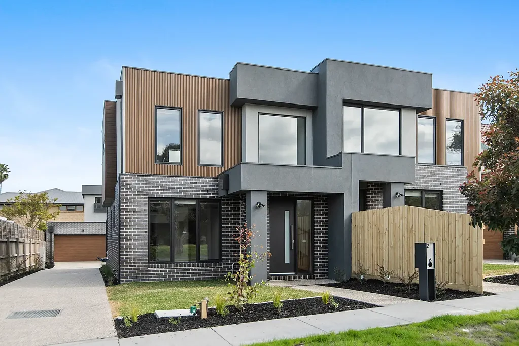 NEAR NEW LUXURY TOWNHOUSE