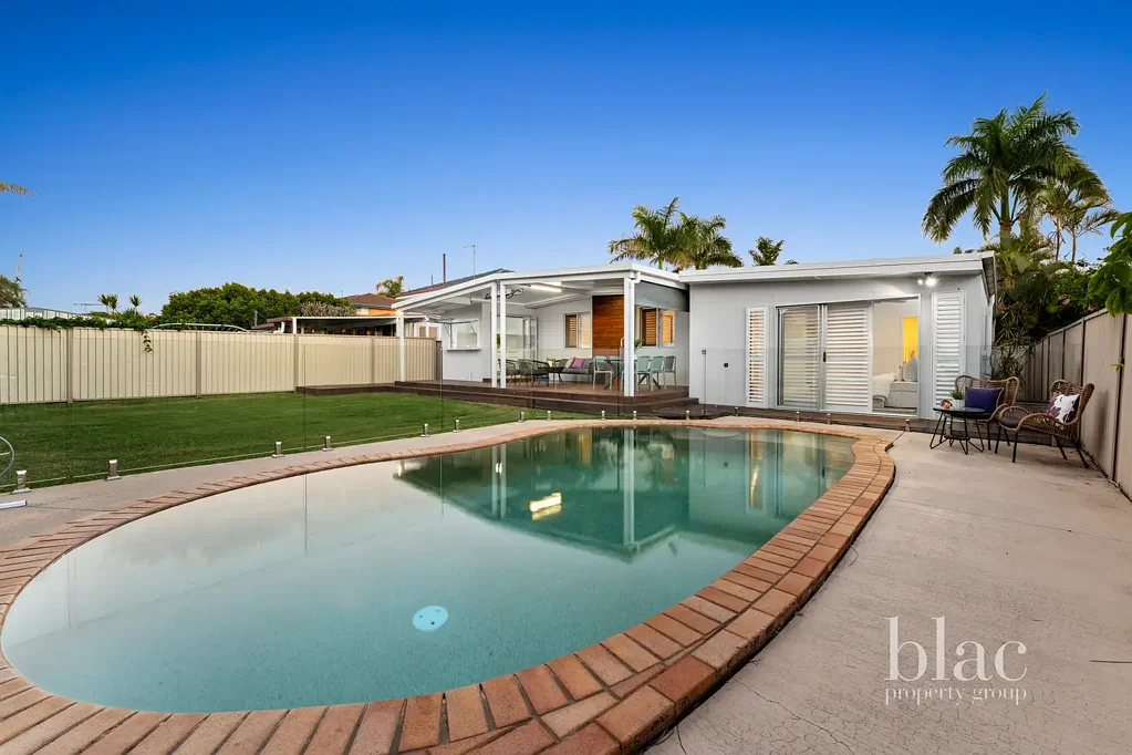 Margate 4房 翻新的家庭娱乐场所，拥有宽敞的露台和泳池边生活空间 Renovated Family Entertainer with Expansive Decking & Poolside Living